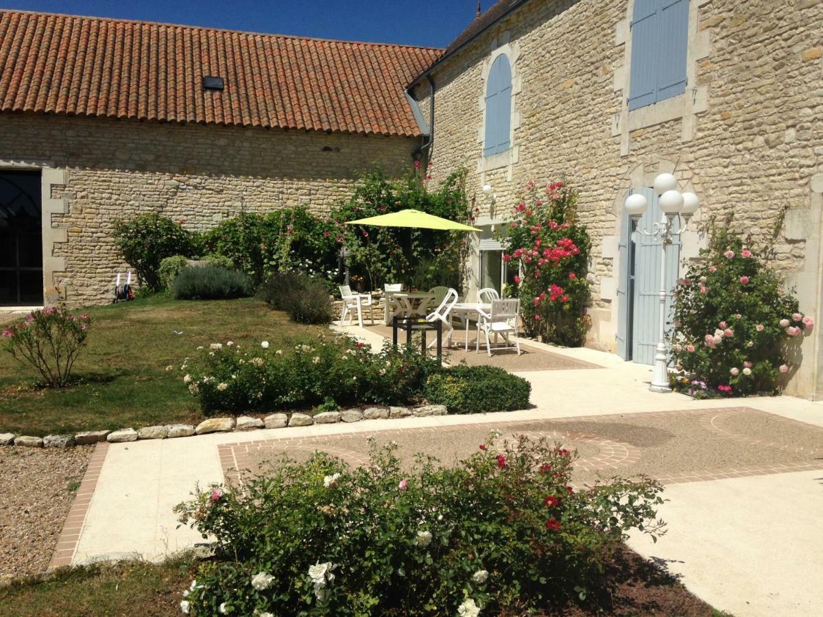 Les Clos Bleus Neuville-de-Poitou Exterior photo