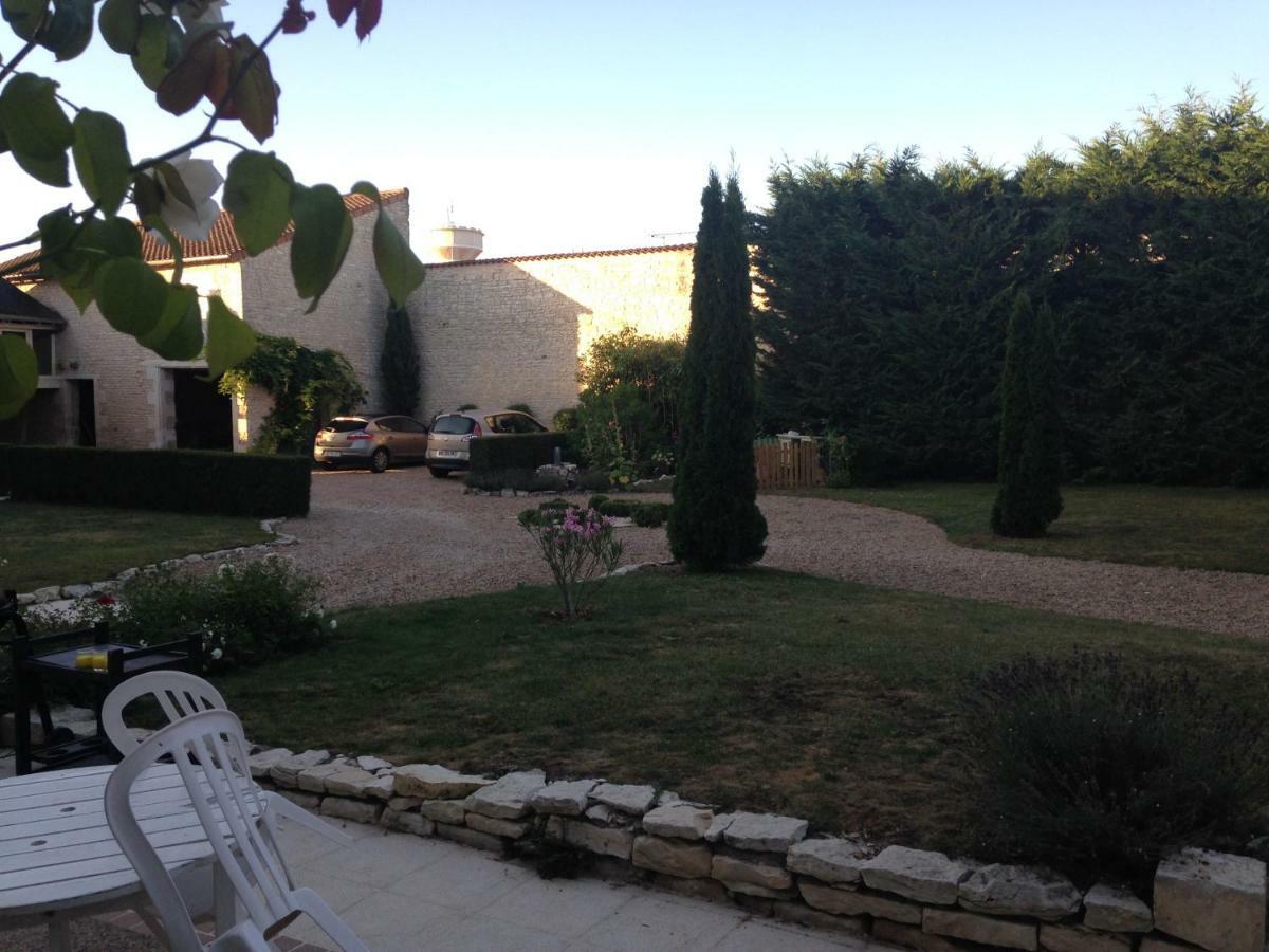 Les Clos Bleus Neuville-de-Poitou Exterior photo