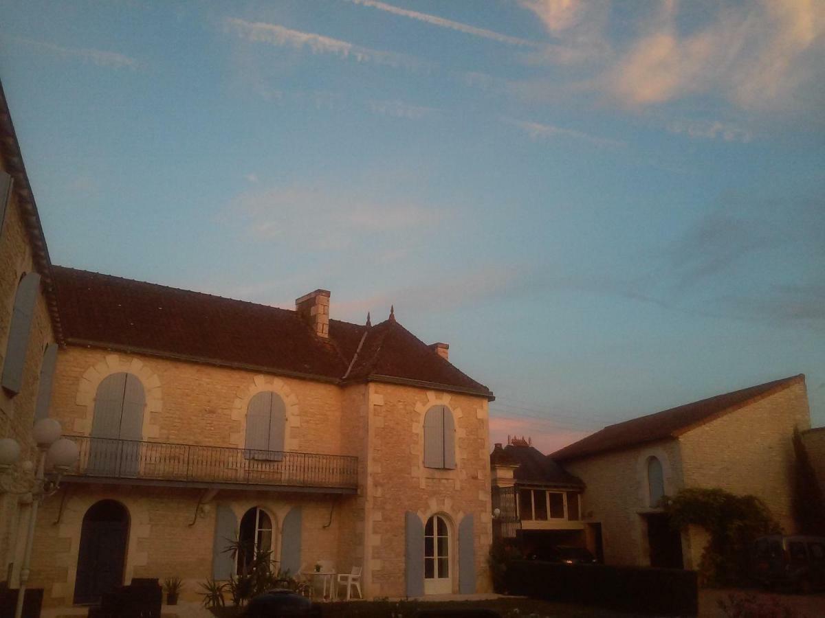 Les Clos Bleus Neuville-de-Poitou Exterior photo